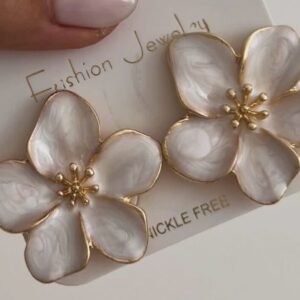 52c8b7e66ab2e3e88f94e16369cfc806 Hellebore Pearl White Earrings