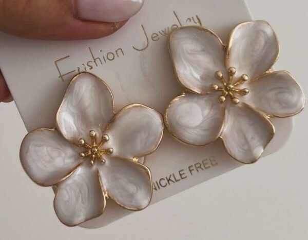 Hellebore Pearl White Earrings